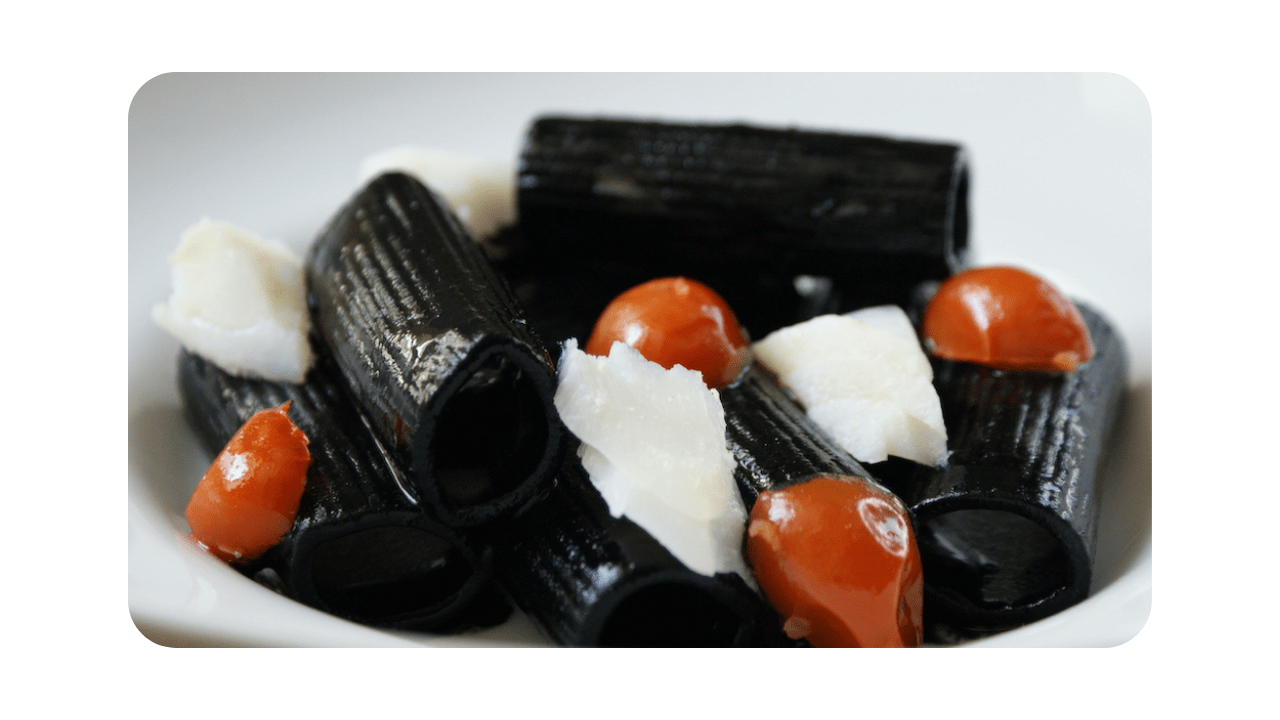#105 – Rigatoni, cabillaud, encre de seiche, tomates