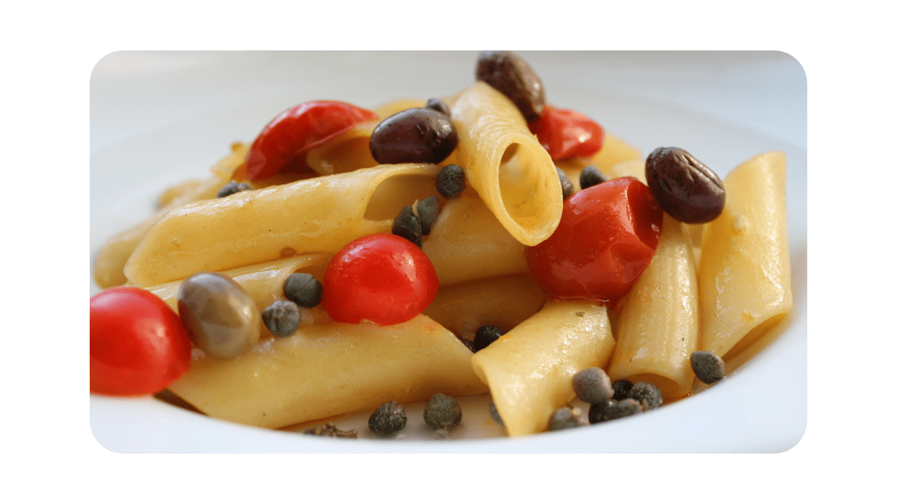 #113 – Penne, tomates cuites & crues, sauce à l’anchois, câpres & olives