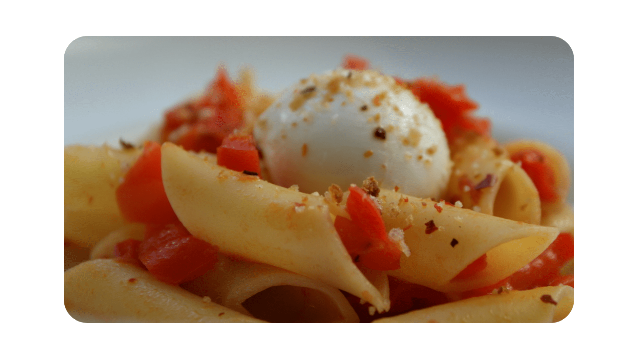 #116 – Penne, mozzarella, poivrons, tomates, chapelure & piment