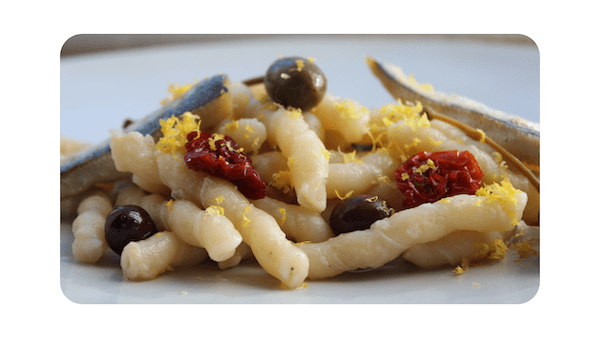 #149 – Busiate, sardines, câpres, olives noires, tomates confites, bergamote & cédrat