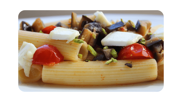 #188 – Rigatoni, aubergines, tomates, chèvre & pistaches