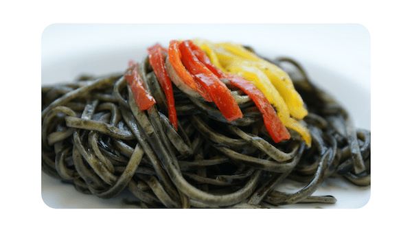 #189 – Spaghetti, poivrons rouges & jaunes, encre de seiche