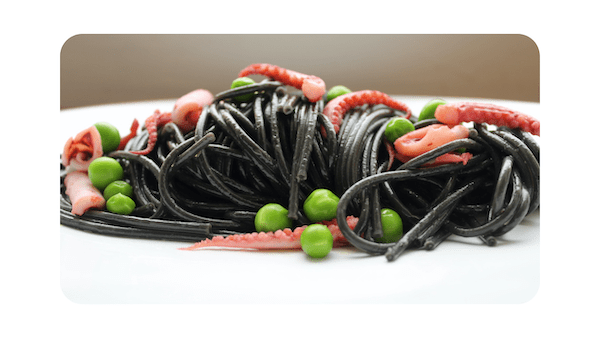 #250 – Tagliolini à l’encre de seiche, petits pois, calamars