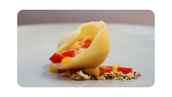 #258 – Conchiglie aux 2 poivrons, mozzarella, crumble basilic-noisettes-cardamome