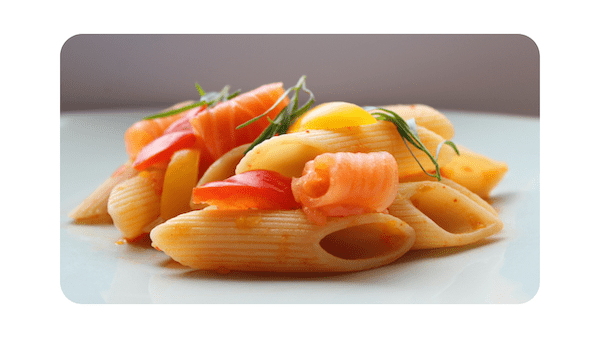 #264 – Pennoni, saumon, coulis de poivrons, compotée d’oignons, estragon